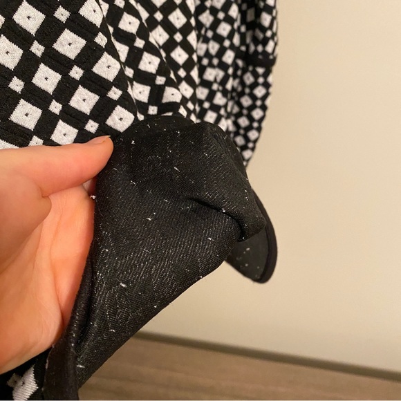 Stich Fix Black & White Pattern Long Sleeve Crewneck Blouse - Picture 4 of 5